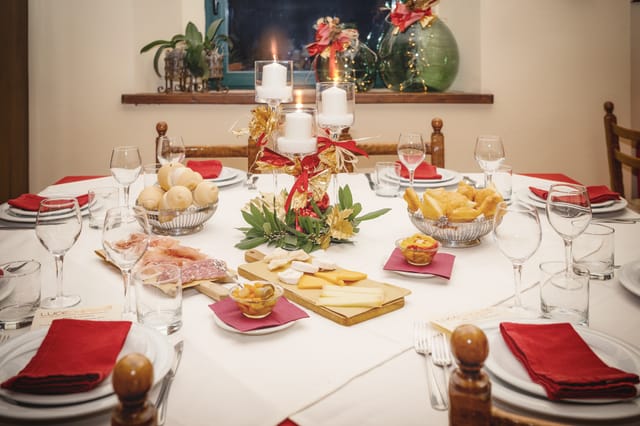 Table set for Christmas lunch