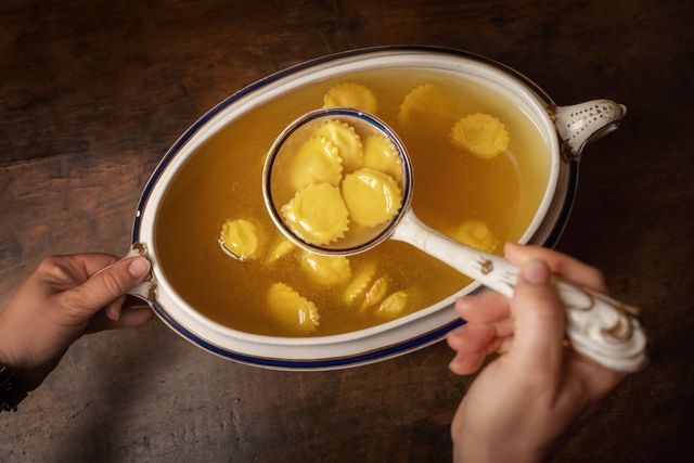 Anolini in brodo serviti nella zuppiera