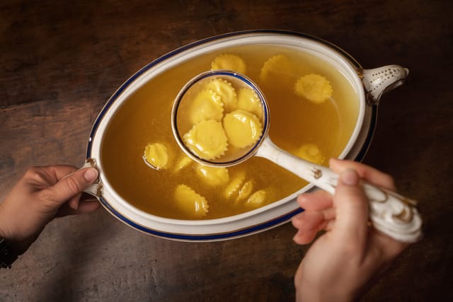 Anolini in brodo serviti nella zuppiera